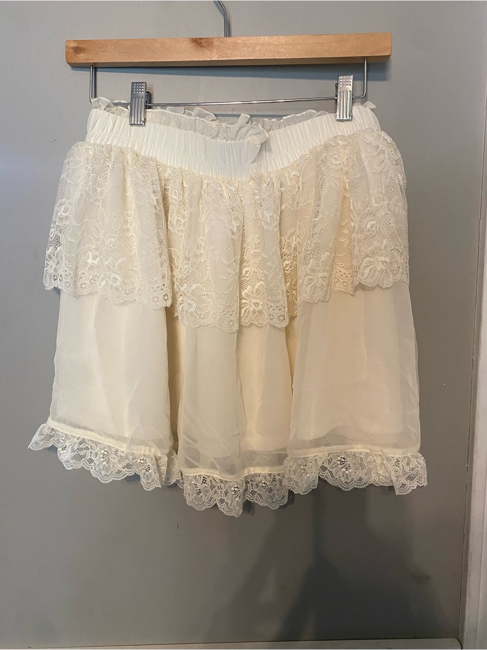 Lace Tiered Cream Skirt Francescaโs size largeโ new with tags